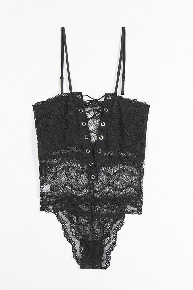 Alina – Kanten Bodysuit met Open Details