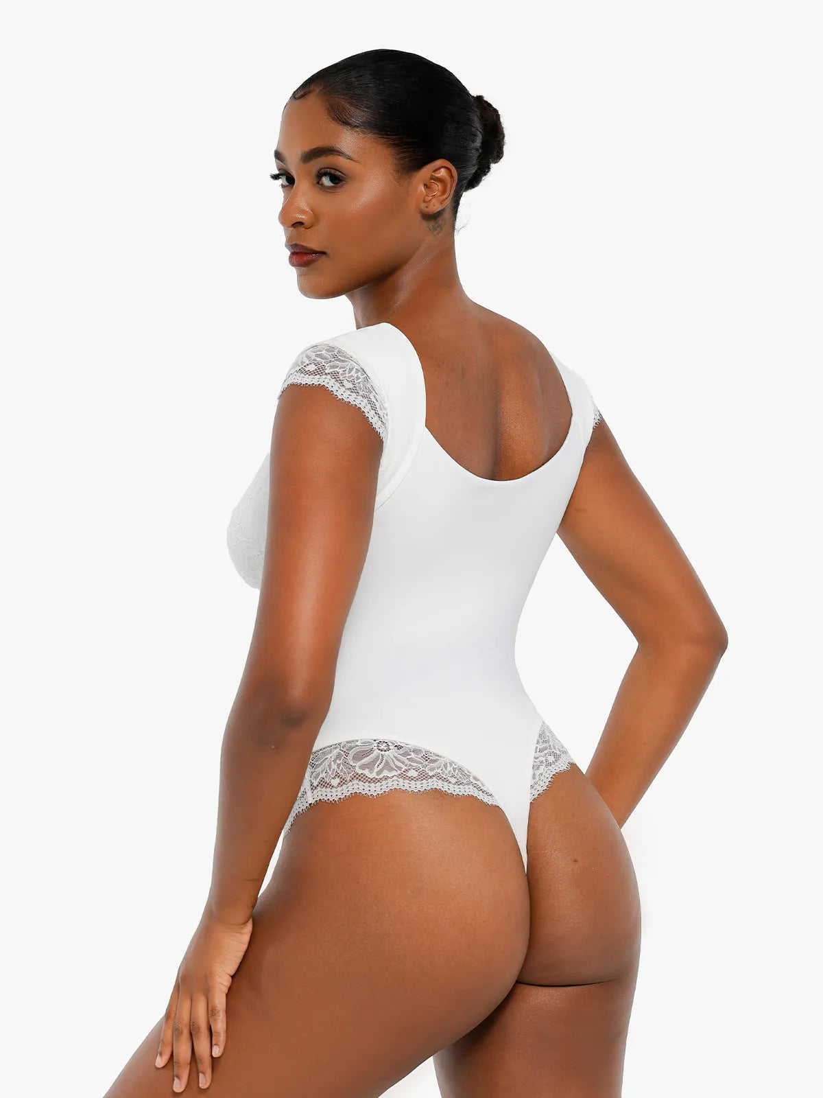 ALYSSA – Lace Cup Bodysuit met Cap Sleeves - LivingCurves Tops Body Shaper Tank Rood / XS