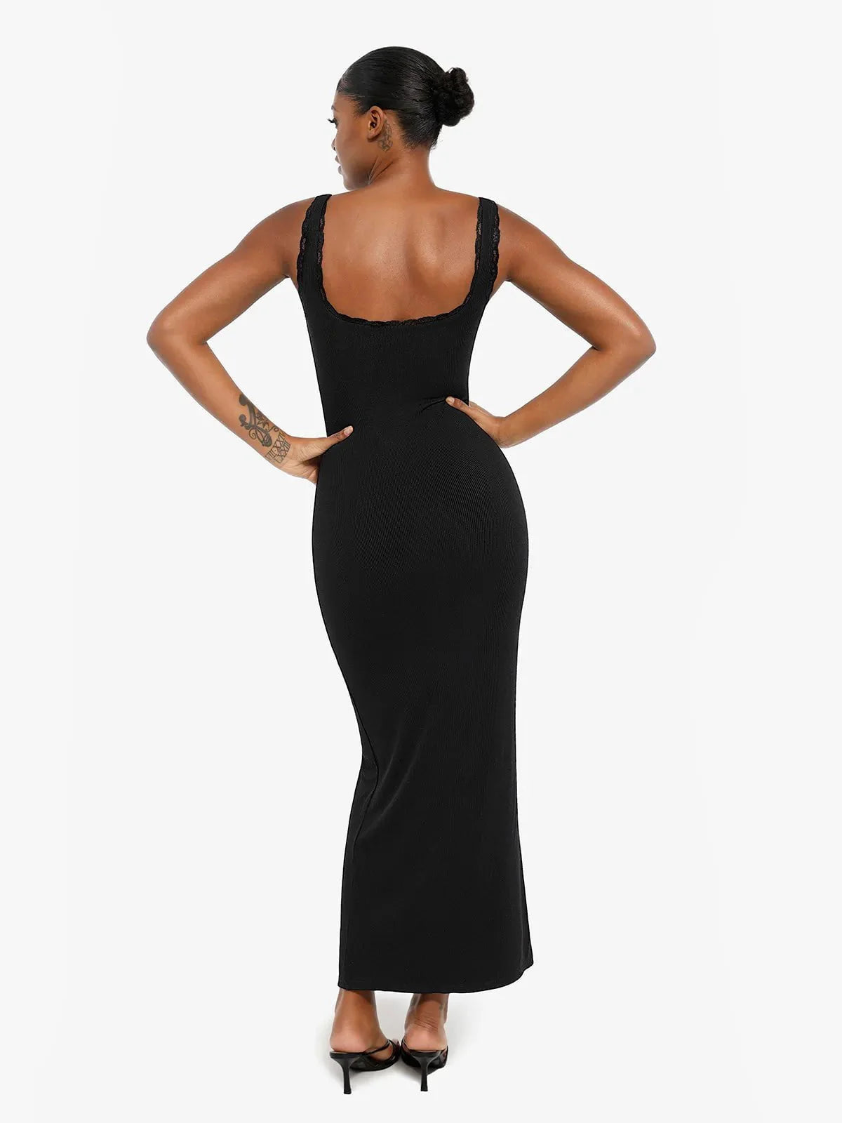 FAYE – Shaping Maxi Jurk met Kant & Henley Detail