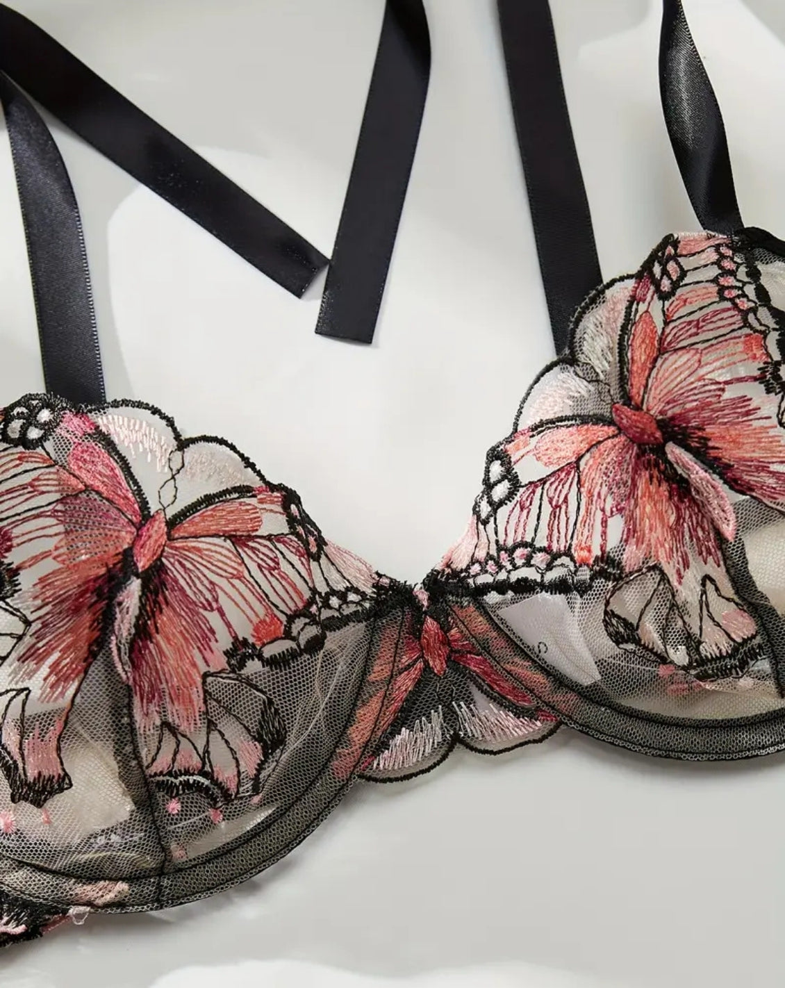 LIVC Lingerie set – Rood met speels vlinderaccent voor Dames