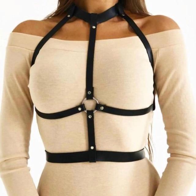 Noir faux leather harness – zwarte leren harness met metalen details