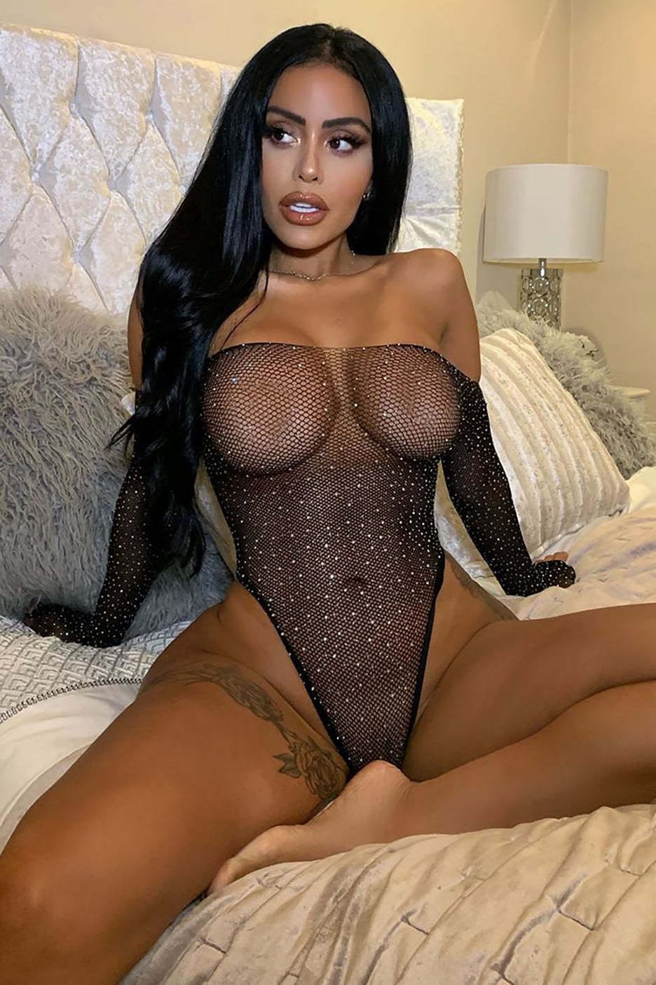 NOIR LUSTRE – Mesh Body met Schouderloze Pasvorm en Glanzende Finish