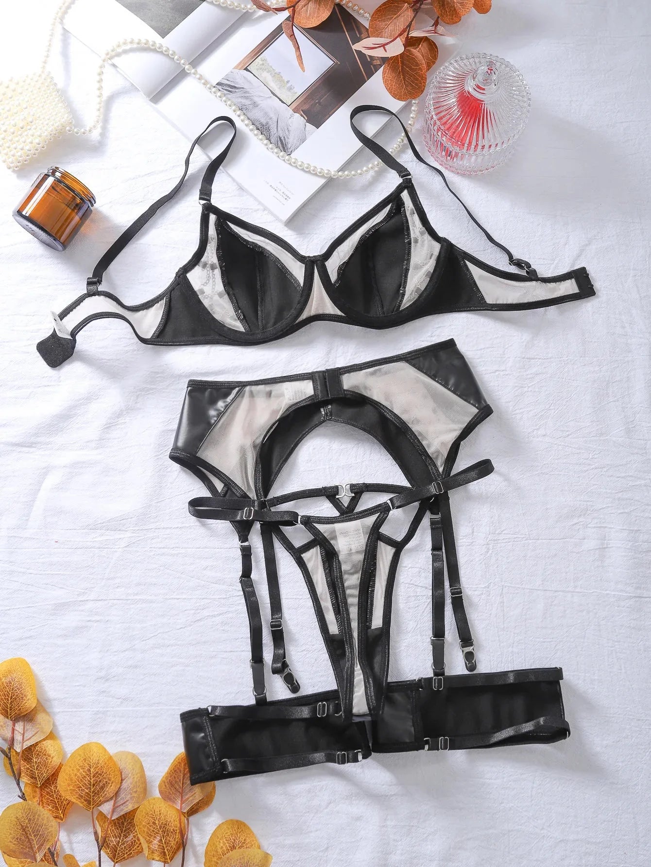 VYXARA – Leren Lingerieset met Kettingen, Mesh en Verstelbare Details