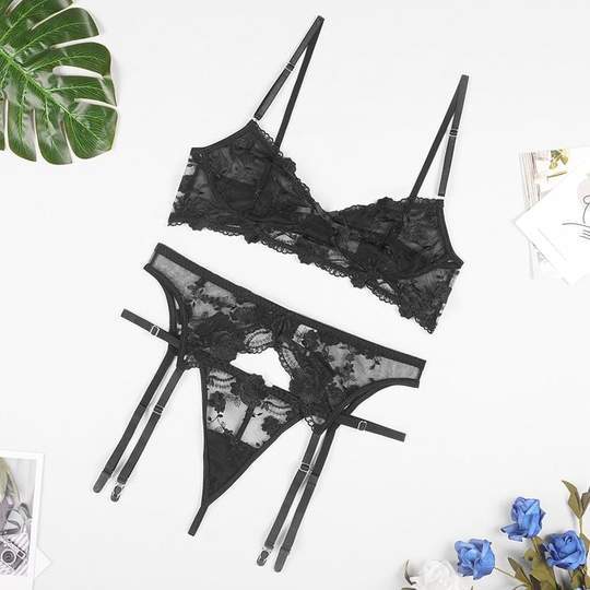 Amarélia – Luxe Kanten Lingerieset met Florale Details en Verleidelijke Pasvorm