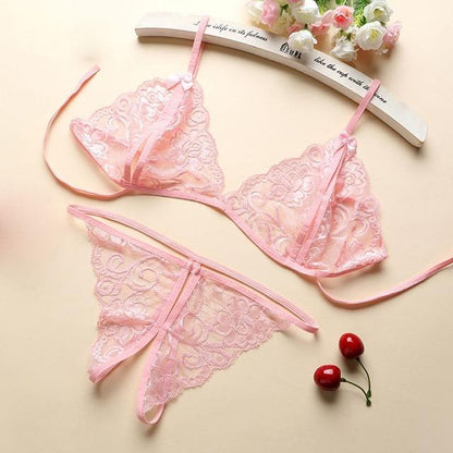 ELYSARA – Kanten Lingerieset met Open Slip en Striksluiting op de Rug