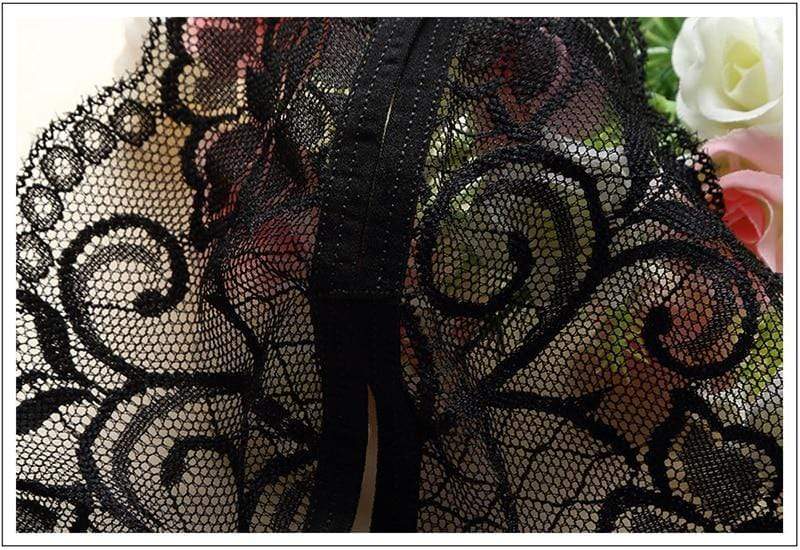 ELYSARA – Kanten Lingerieset met Open Slip en Striksluiting op de Rug