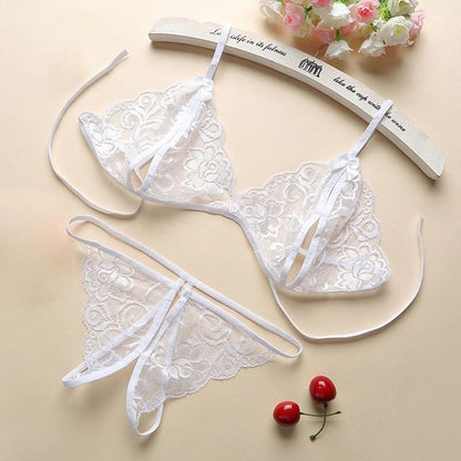 ELYSARA – Kanten Lingerieset met Open Slip en Striksluiting op de Rug