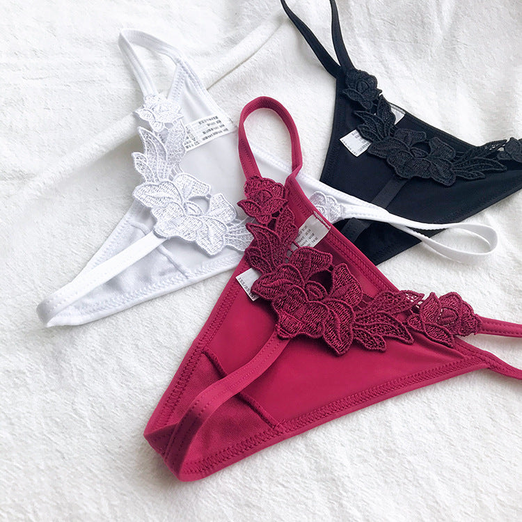 Liora – Verfijnde Kanten Tanga met Elegant Borduurelement