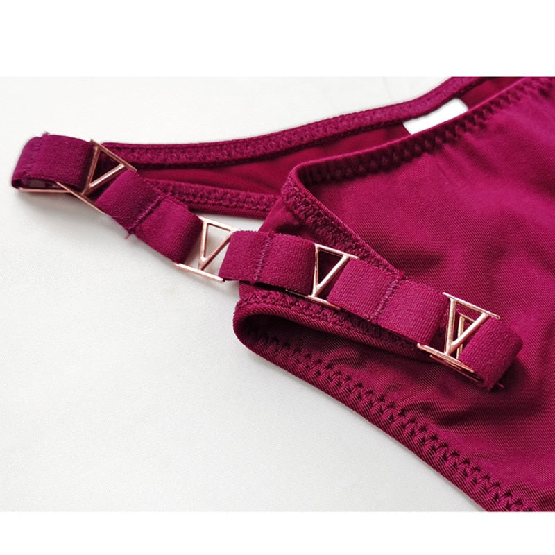 Clara String met Metaaldetail – Sexy Lingerie met Moderne Touch