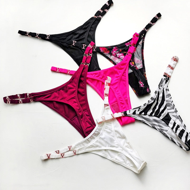 Clara String met Metaaldetail – Sexy Lingerie met Moderne Touch