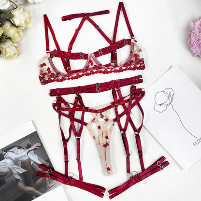 Amoura – Hartvormige harness set met zachte, verleidelijke luxe