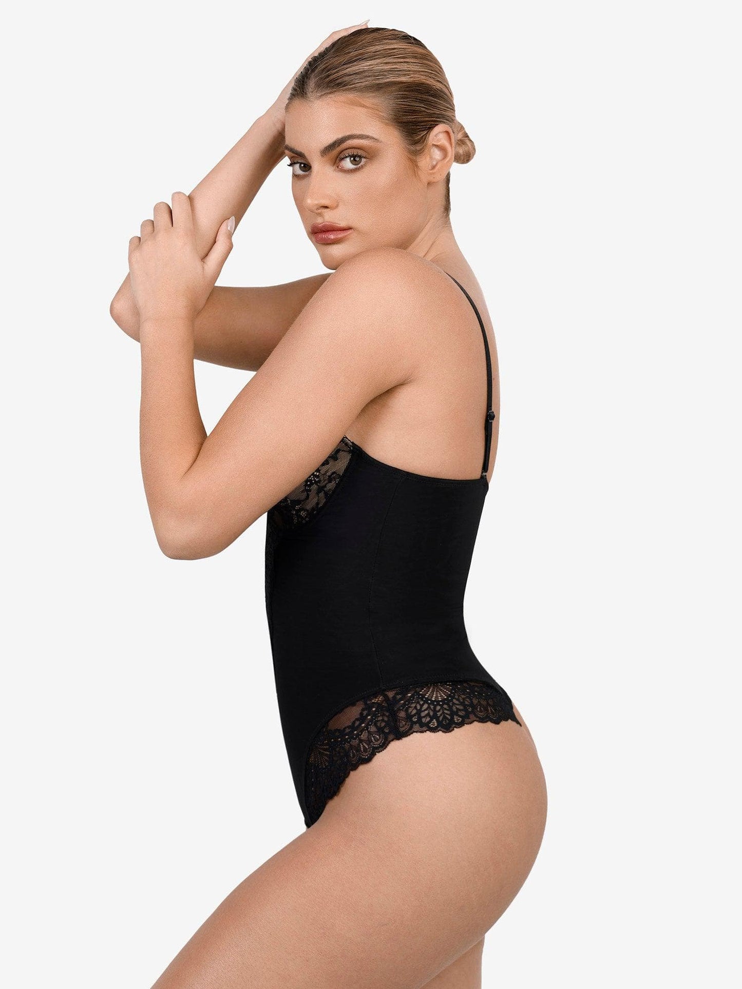 DARIA – Kant Bodysuit met Diepe V & Leren Midi Rok Set