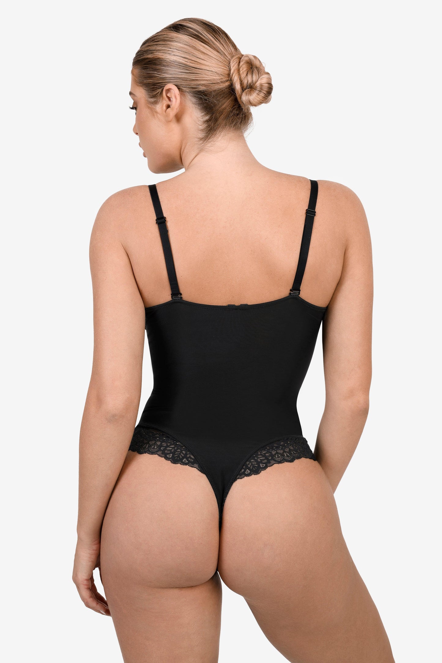 DARIA – Kant Bodysuit met Diepe V & Leren Midi Rok Set
