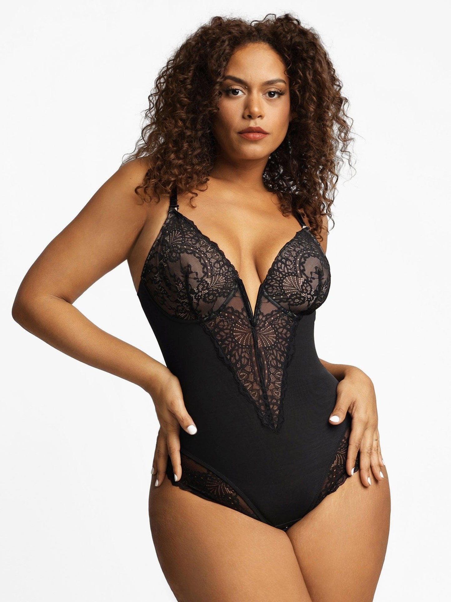 DARIA – Kant Bodysuit met Diepe V & Leren Midi Rok Set