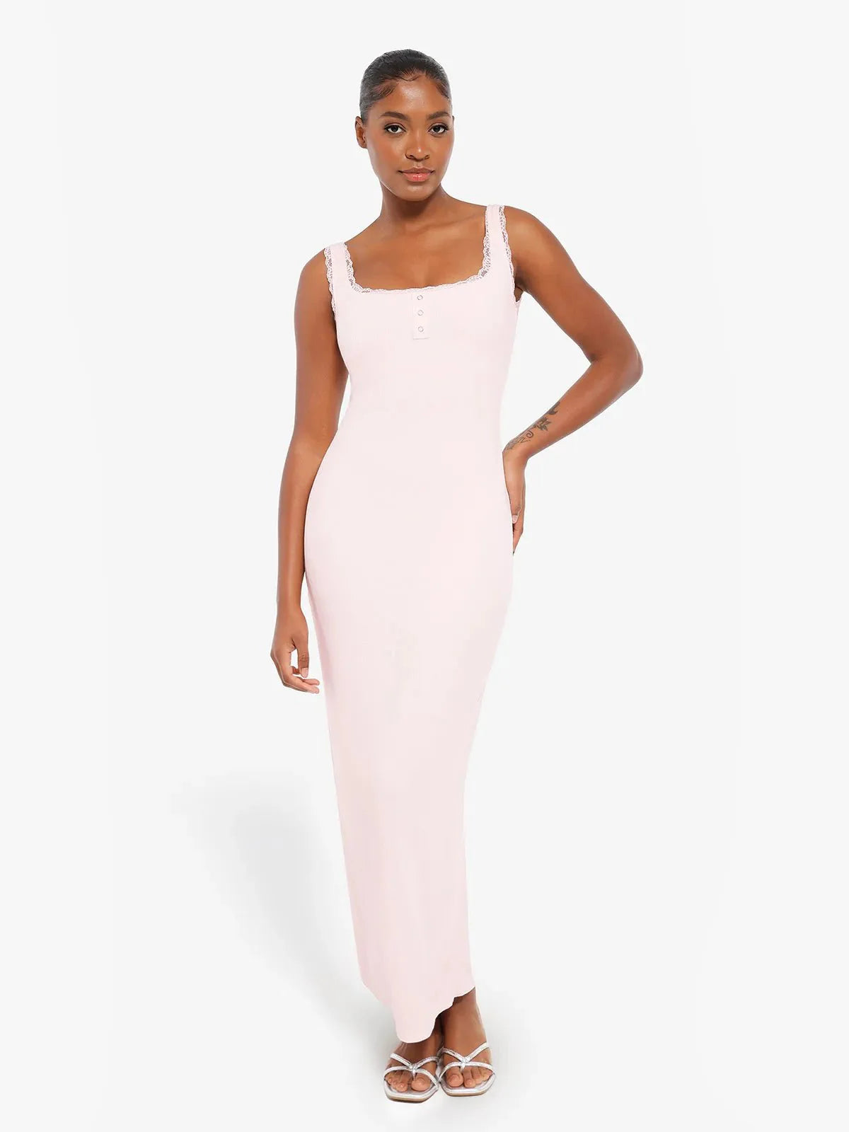 FAYE – Shaping Maxi Jurk met Kant & Henley Detail
