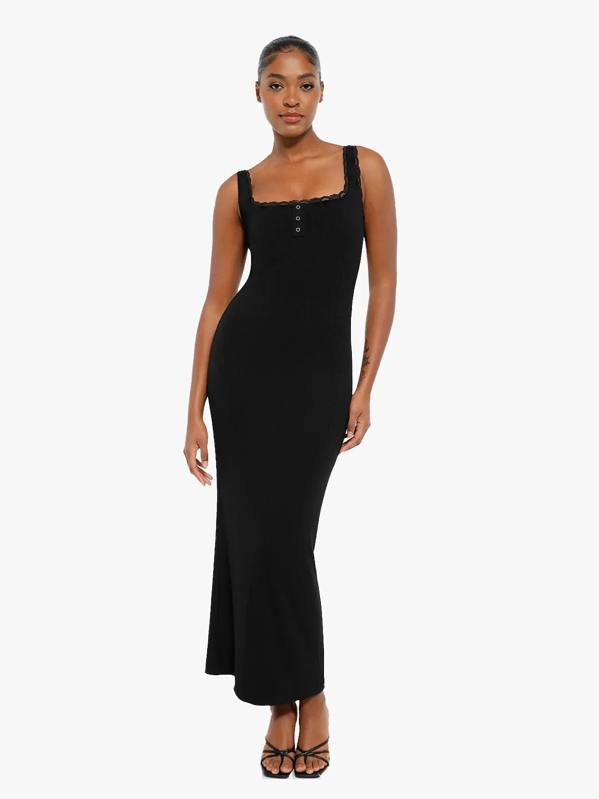 FAYE – Shaping Maxi Jurk met Kant & Henley Detail