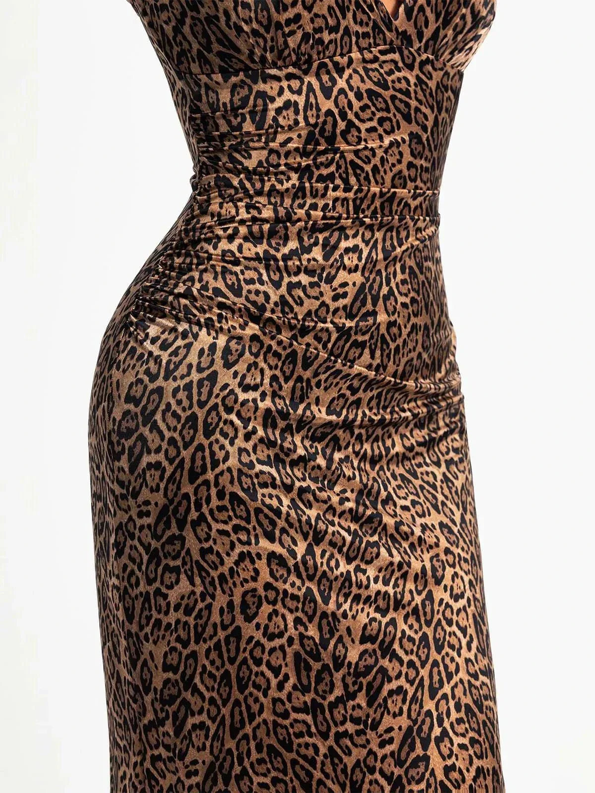 LEONA – Shaping Satin Maxi Dress met Deep V & Slit