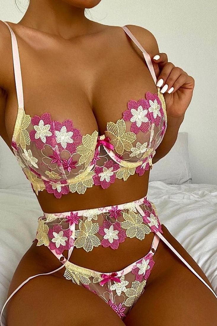 Witte set met bloemenborduur en jarretels – 3‑delige lingerieset